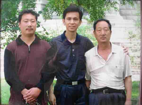 崔志国、何家英老师、崔星荣合影